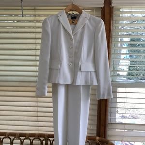 Women’s White Pants Suit. Morgan Taylor. Size 6P.